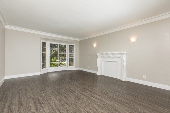 Spacious Living Room - Hayden on Hollywood (7407)