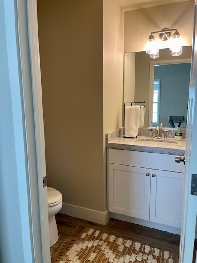 Building Photo - Modern 3 Bedroom 2.5 Bathroom House Close to Downtown Nevada City