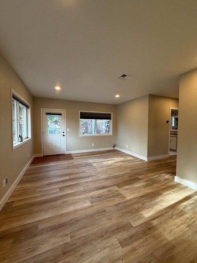 Building Photo - One bedroom/One Bath Apartment with outdoor space on quiet flag lot!  Available Now