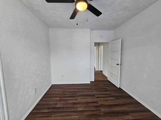 Building Photo - Fully updated 4 bedroom 2 bathroom apartme...