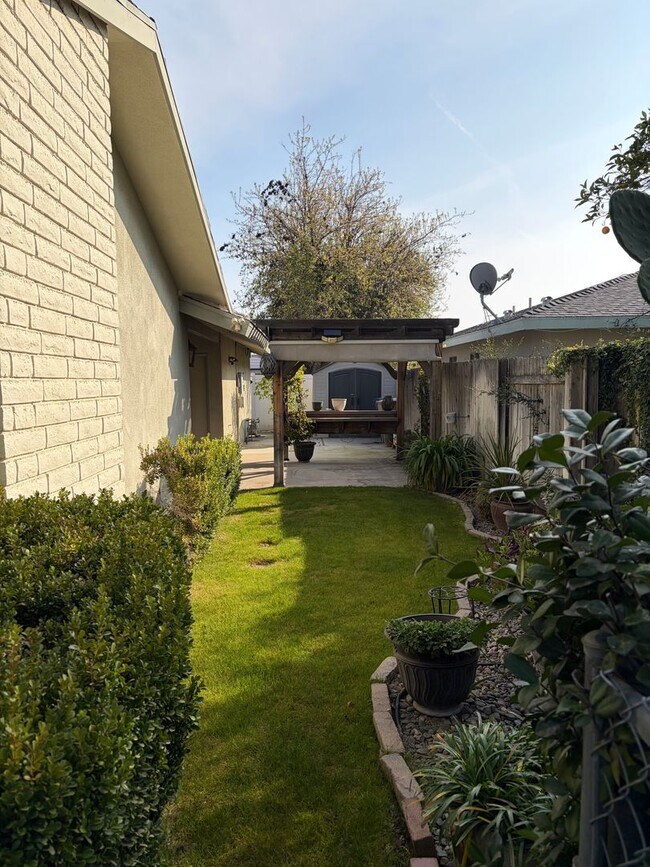 Building Photo - 55 and OLDER KERN CITY 2 BED UPDATED HOME