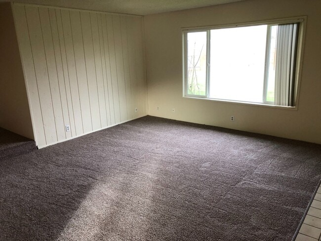 Building Photo - NW Eugene home in cul-de-sac with large yard!