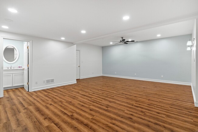 Building Photo - Haw Creek Gem