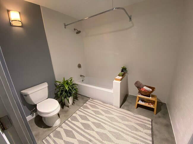 Building Photo - 615 Hampton Dr