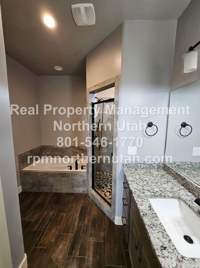 Building Photo - 3 Bedroom 2 Bath Duplex in Perry Now Avail...