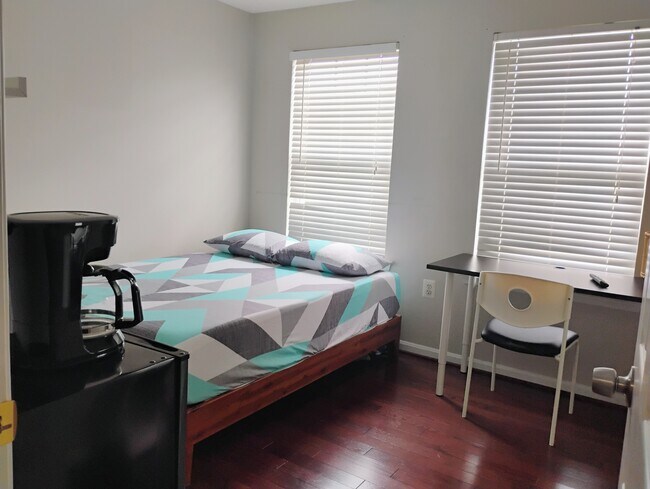 Building Photo - 835 Ferndale Ter NE