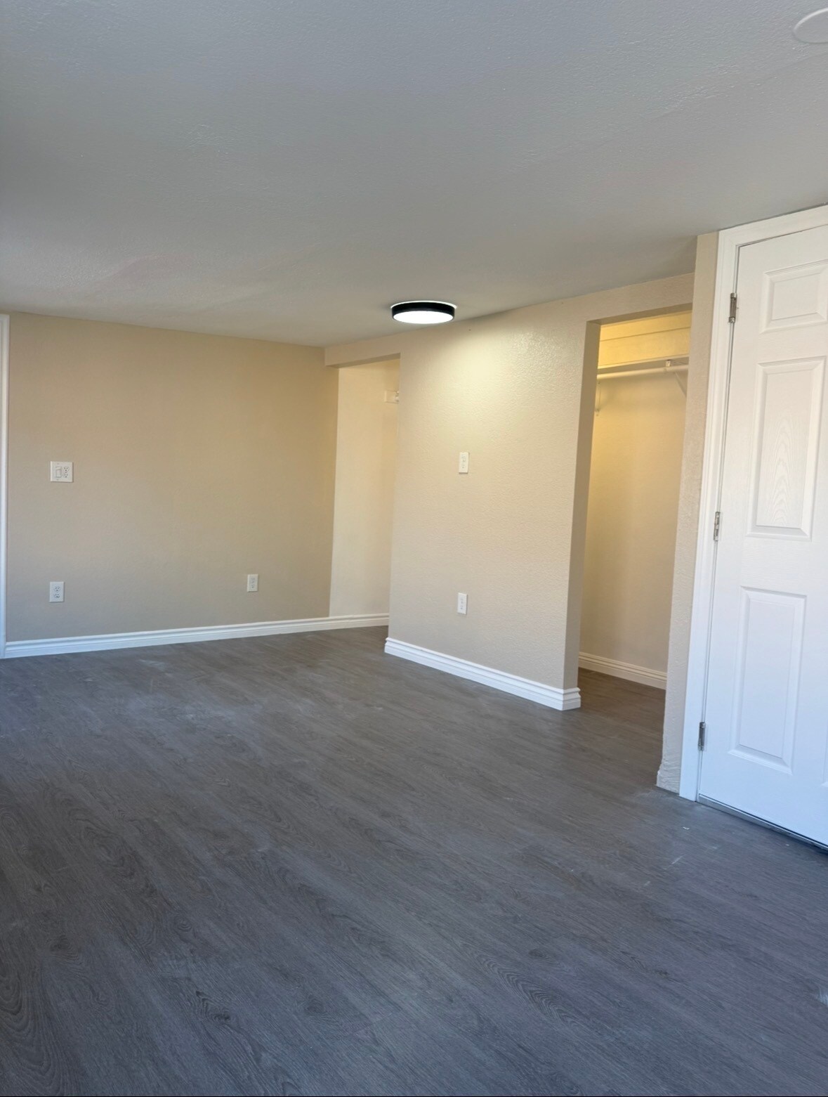 Building Photo - 830 N Modena St