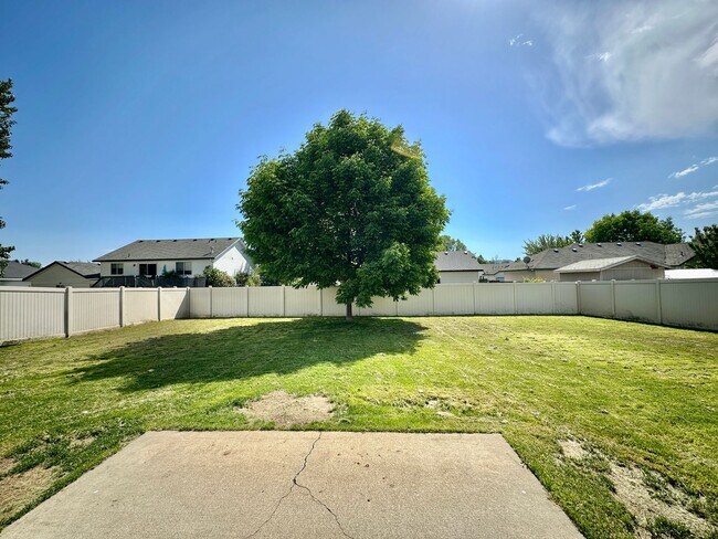Building Photo - 3 bedroom home with expansive fenced backy...