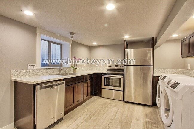 Building Photo - 2 Bed, 1 Bath Unit in Laurelhurst Plex