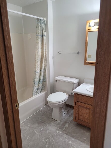 BATHROOM - 1101 W Elm Ave
