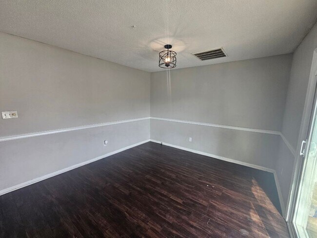 Building Photo - Cute Townhome In the Center of Jacksonville