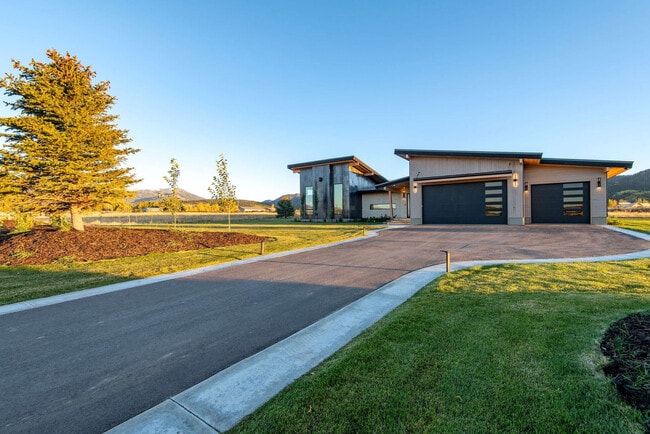 Building Photo - 779 Lucia Ln