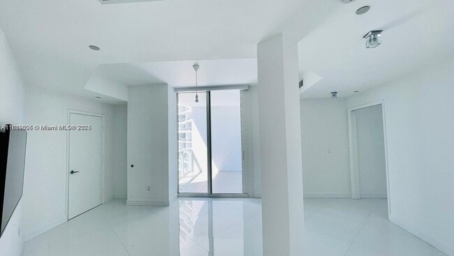 Building Photo - 2020 N Bayshore Dr