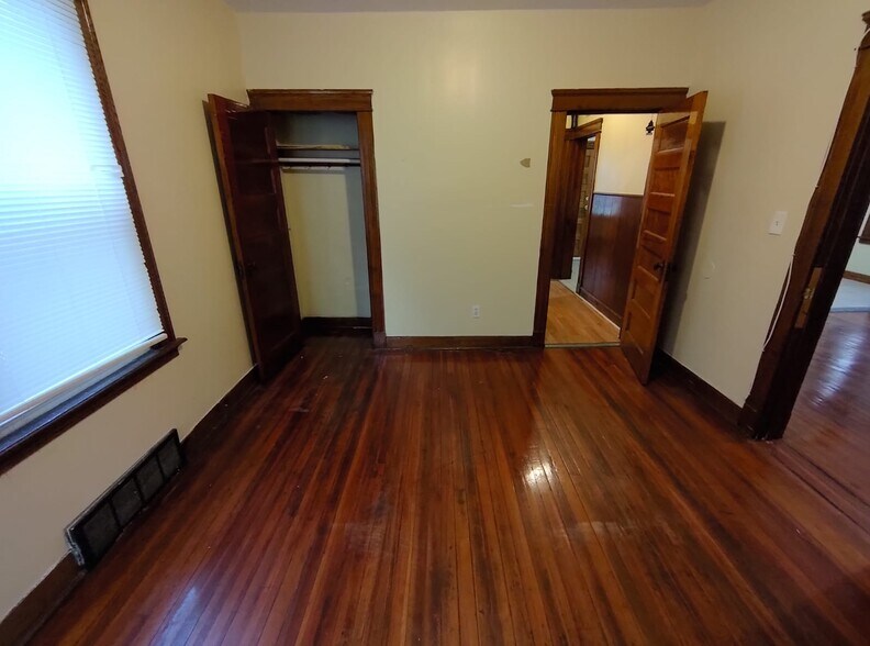 Building Photo - 406 Shelton Ave