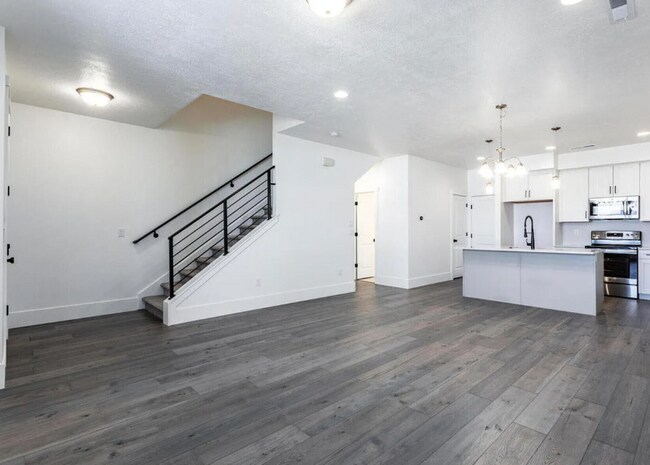 Building Photo - Stunning 3 Bedroom, 2.5 Bathroom in Beautiful Desert Color Community