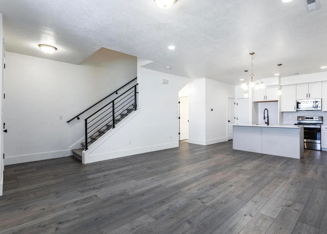 Building Photo - Stunning 3 Bedroom in Beautiful Desert Color Community