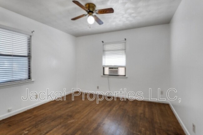 Building Photo - 814 E Centennial St