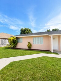 Building Photo - Updated 2 Bed / 1 Bath Duplex with Screened Lanai