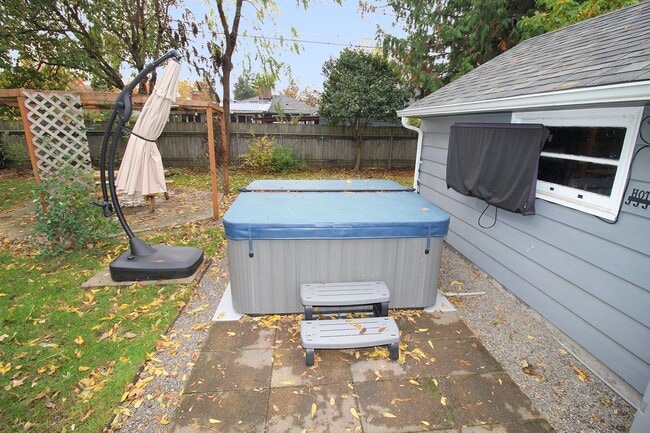 Building Photo - 9020 SE Stephens St