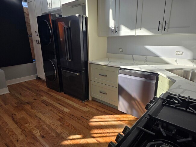 Building Photo - 831 S Western Ave