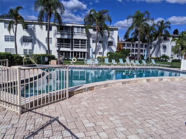Building Photo - 2321 Sunset Dr
