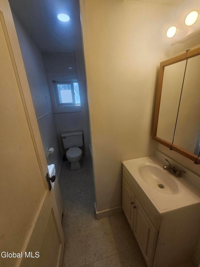 Building Photo - 40 Main St