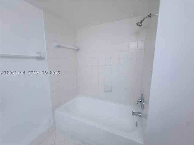 Building Photo - 995 NE 34th Ave
