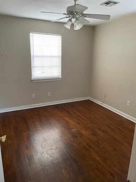 Building Photo - 409 Helios Ave