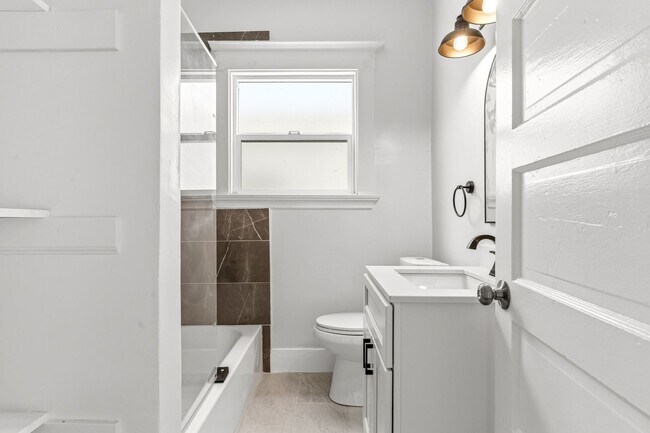 Building Photo - Freshly Renovated 1 Bed, 1 Bath Oakland Home with In-Unit Laundry