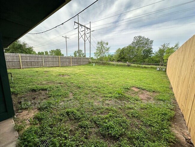 Building Photo - 813 N Eagle Ln