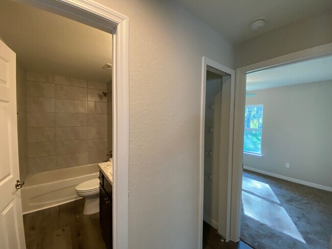 Building Photo - Custom Home - Desirable SE Ocala Neighborhood 3/2/2 **Won't Last**