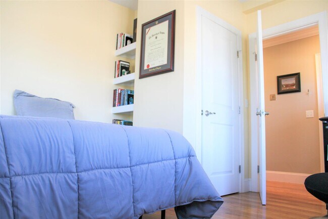 Building Photo - 116 Holland St