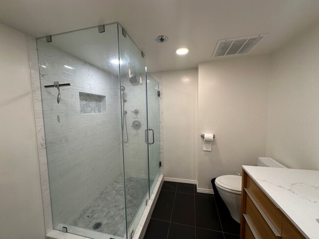 Building Photo - Extensively remodeled huge 1 bedroom/1.25 ...