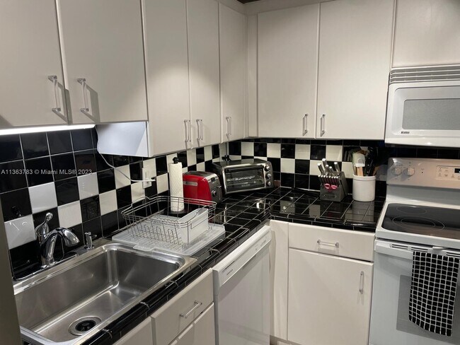 Building Photo - 10000 W Bay Harbor Dr