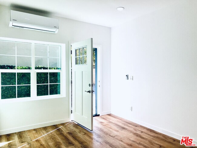 Building Photo - 938 W Glenoaks Blvd