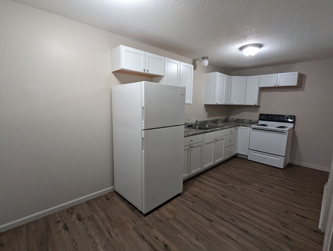 Building Photo - 2 Bedroom Upstairs Apartment with Washer/Dryer Hookup