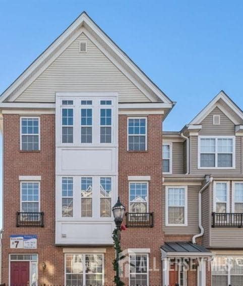 Building Photo - 24 Roosevelt Ave