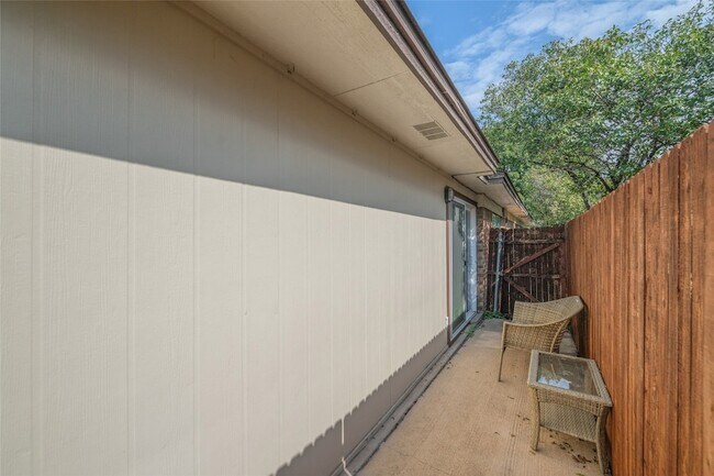 Building Photo - 2123 Mistletoe Ave