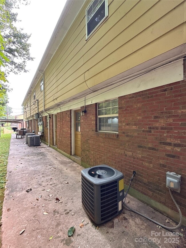Building Photo - 409 Hawley Ave