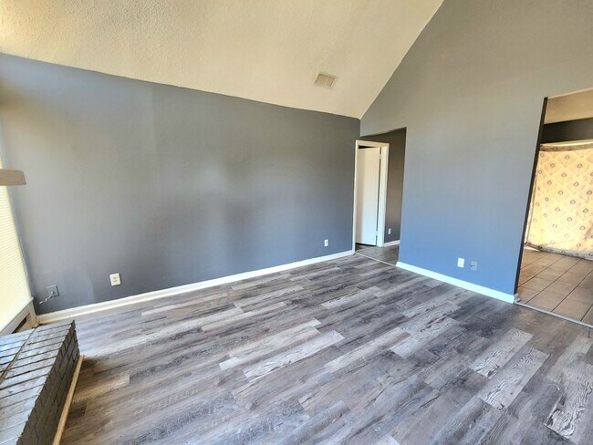 Building Photo - 3 bedroom/2bath  $1295/mth