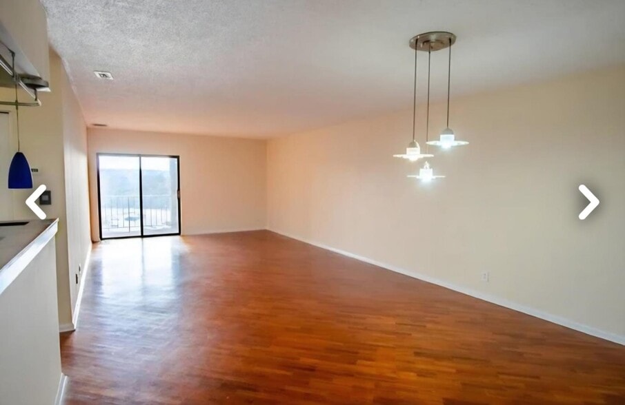 Living - 20729 Valley Forge Cir