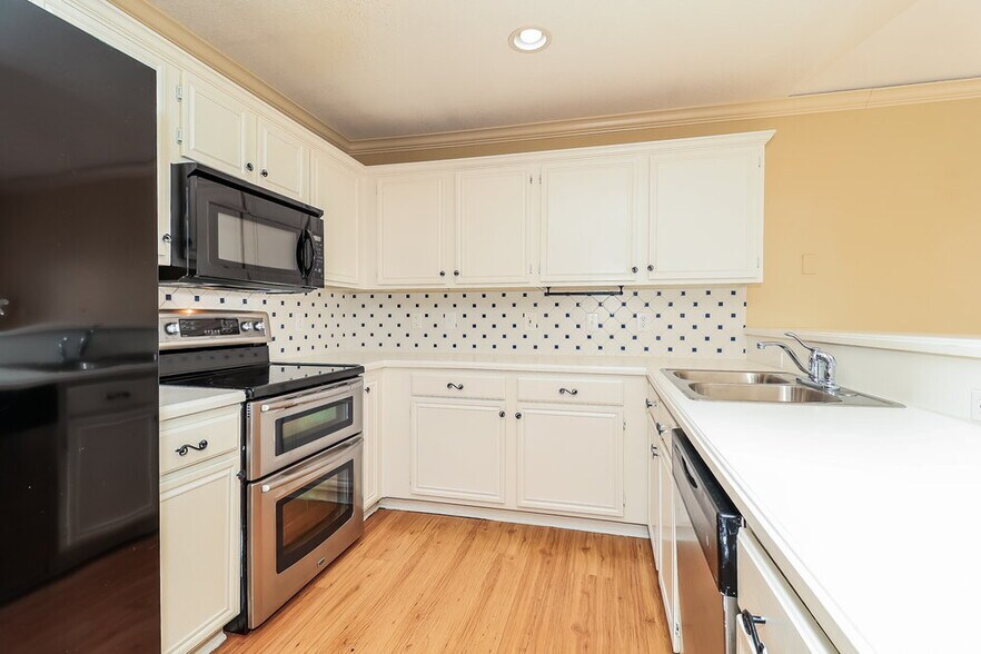 Building Photo - 18930 Ravenglen Ct