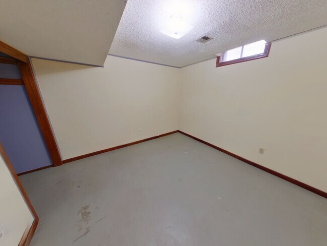 Building Photo - 620 Richmond N