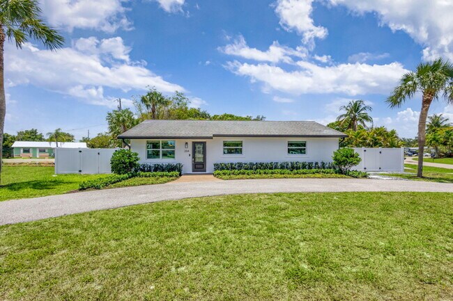 Primary Photo - 204 W Whitney Dr