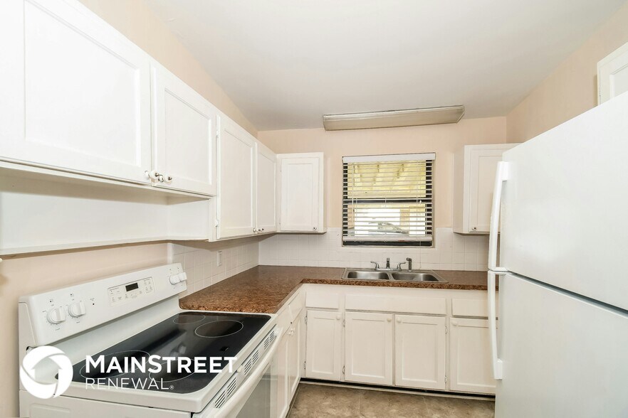 Building Photo - 1044 Legay Ave