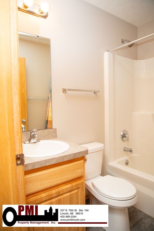 Building Photo - 3 Bedroom and 3 Bathroom Duplex. Available...