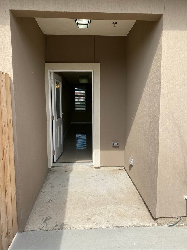 Building Photo - 3Bed/2.5 Bath Townhome, Mcallen TX