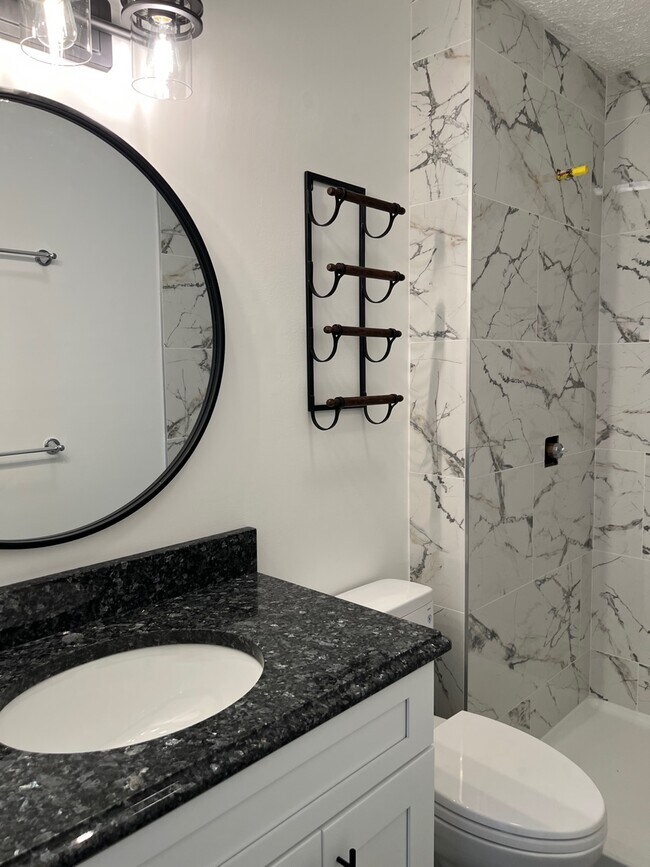 Building Photo - 808 Phoenix Dr