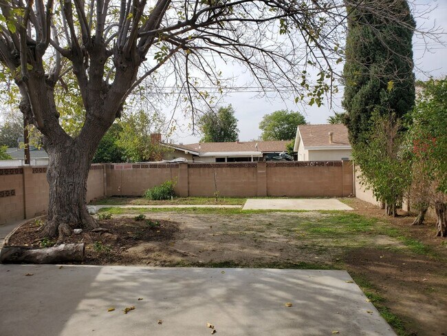 Building Photo - 3 bed/3 bath + LARGE BONUS ROOM and YARD for Assisted Living/Sober Living/Detox/Rehab Facility.