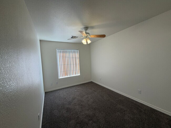 Building Photo - Centrally Located